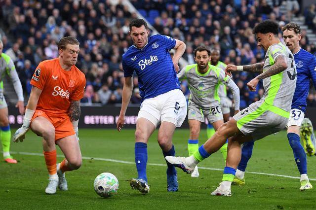Manchester City's Irish midfielder #33 Nico O'Reilly (R) shoots in front of Everton's English goalkeeper #1 Jordan Pickford (L) during the Premier League football match between Everton and Manchester City at the Hill Dickinson Stadium in Liverpool on May 4, 2026. (Photo by PETER POWELL / AFP)