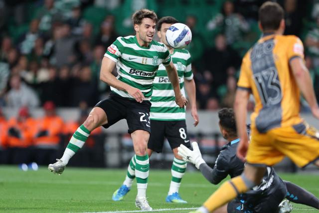 Sporting Lisbon's Portuguese midfielder #23 Daniel Braganca (L)  tries to score past Vitoria Guimaraes's Brazilian goalkeeper # 27 Charles during the Portuguese League football match between Sporting CP and Vitoria Guimaraes SC at Jose Alvalade stadium in Lisbon, on May 4, 2026. (Photo by PATRICIA DE MELO MOREIRA / AFP)