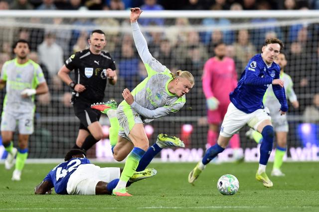 Manchester City's Norwegian forward #9 Erling Haaland (C) is tackled by Everton's English midfielder #42 Tim Iroegbunam (L) during the Premier League football match between Everton and Manchester City at Hill Dickinson Stadium in Liverpool on May 4, 2026. (Photo by PETER POWELL / AFP)