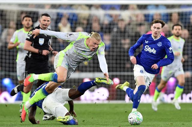 Manchester City's Norwegian forward #9 Erling Haaland (L) is tackled by Everton's English midfielder #42 Tim Iroegbunam during the Premier League football match between Everton and Manchester City at Hill Dickinson Stadium in Liverpool on May 4, 2026. (Photo by PETER POWELL / AFP)
