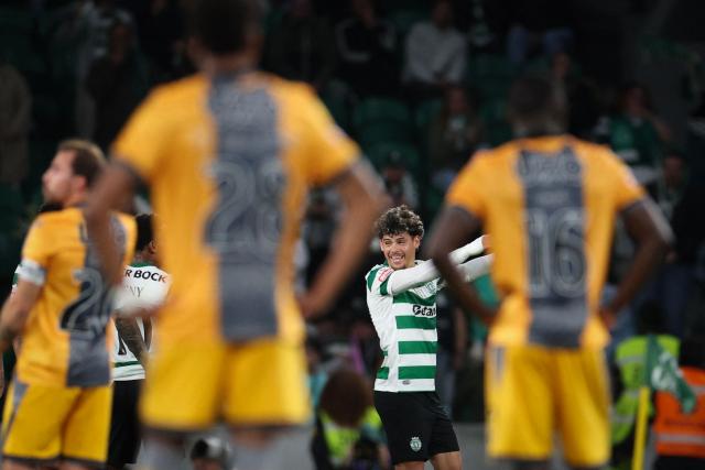 Sporting Lisbon's Uruguayan midfielder #20 Maximiliano Araujo (C) celebrates scoring his team's third goal during the Portuguese League football match between Sporting CP and Vitoria Guimaraes SC at Jose Alvalade stadium in Lisbon, on May 4, 2026. (Photo by PATRICIA DE MELO MOREIRA / AFP)