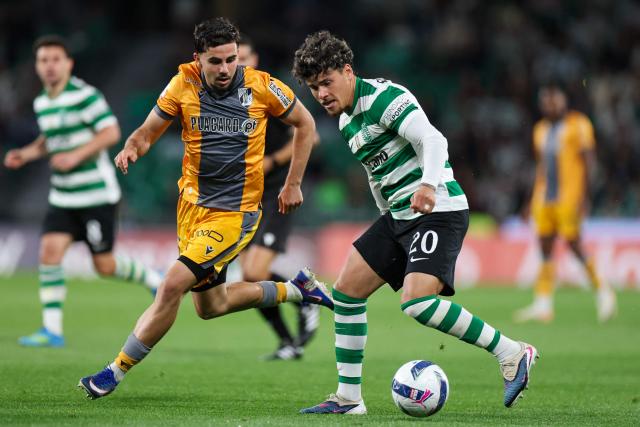 Sporting Lisbon's Uruguayan midfielder #20 Maximiliano Araujo (R) vies for the ball with Vitoria Guimaraes's French born Romanian defender # 66 Tony Strata during the Portuguese League football match between Sporting CP and Vitoria Guimaraes SC at Jose Alvalade stadium in Lisbon, on May 4, 2026. (Photo by PATRICIA DE MELO MOREIRA / AFP)