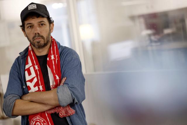 Journalist and founder of French press group So Press Franck Annese listens during a press conference of the mother and stepfather of jailed French sports journalist Christophe Gleizes, in Paris on May 5, 2026. Gleizes was arrested in May 2024 and sentenced to seven years in prison in Algeria while travelling to northeastern Algeria's Kabylia region to write about the country's most decorated football club, Jeunesse Sportive de Kabylie. (Photo by Kenzo TRIBOUILLARD / AFP)