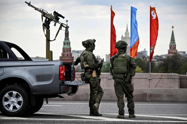TOPSHOT - Russian Federal Guard Service (FSO) officers patrol central Moscow on May 5, 2026, in front of the Kremlin, few days ahead of the Victory Day military parade, to be held at Red Square on May 9. Russia declared on May 4 a unilateral ceasefire with Ukraine between May 8-9, when Moscow marks its annual World War II Victory Day commemorations, and threatened a "massive missile strike" on Kyiv if Ukraine violated it. (Photo by Alexander NEMENOV / AFP)