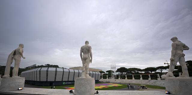 TOPSHOT - People walk near the "Super Tennis Arena" a temporary tennis court built inside the Marble Stadium (Stadio dei Marmi) for the ATP/WTA Tennis tournament of Rome, on May 5, 2026. (Photo by Tiziana FABI / AFP)
