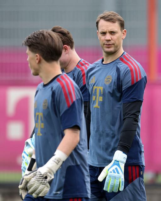 Bayern Munich's German goalkeeper #01 Manuel Neuer (R) and teammates walk across the pitch during a training session of FC Bayern Munich at their training ground in the Saebener Strasse in Munich, southern Germany on May 5, 2026, the eve of the UEFA Champions League second-leg semi-final football match against Paris Saint-Germain (PSG). (Photo by Alexandra BEIER / AFP)