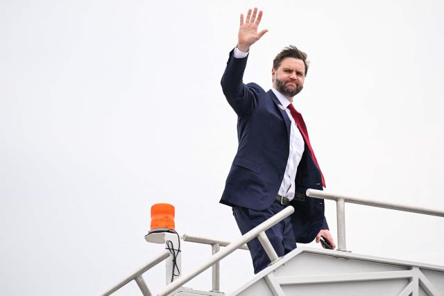 US Vice President JD Vance waves as he boards Air Force Two as he departs from Cincinnati/Northern Kentucky International Airport in Hebron, Kentucky on May 5, 2026. Vance stopped in Ohio to vote in the state's primary election before continuing on to Oklahoma and Iowa. (Photo by Roberto Schmidt / POOL / AFP)