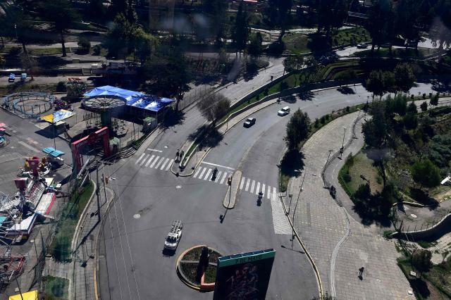 Aerial view of almost empty streets during a 24-hour transport strike called by the Bolivian Drivers’ Confederation in protest for the bad quality of oil, in La Paz on May 5, 2026. Drivers demand financial compensation from the government for the damage caused to their vehicles. (Photo by Jorge BERNAL / AFP)
