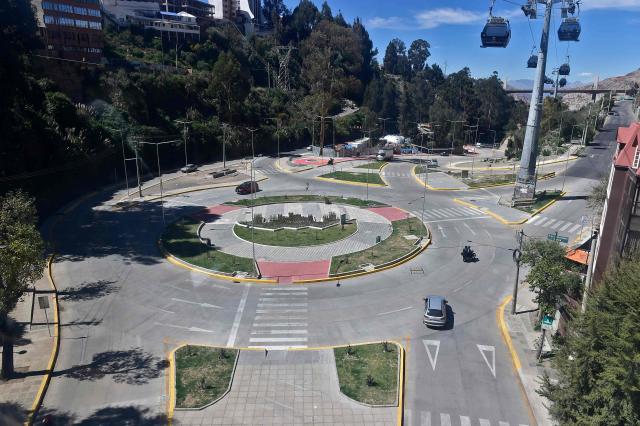 Aerial view of an almost empty roundabout during a 24-hour transport strike called by the Bolivian Drivers’ Confederation in protest for the bad quality of oil, in La Paz on May 5, 2026. Drivers demand financial compensation from the government for the damage caused to their vehicles. (Photo by Jorge BERNAL / AFP)