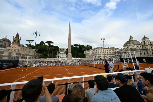 TOPSHOT - Serbia's Novak Djokovic attends an exhibition training on a temporary clay tennis court at Piazza del Popolo in Rome, on the sidelines of the ATP Italian Open, on 5 May 2026. (Photo by Andreas SOLARO / AFP)