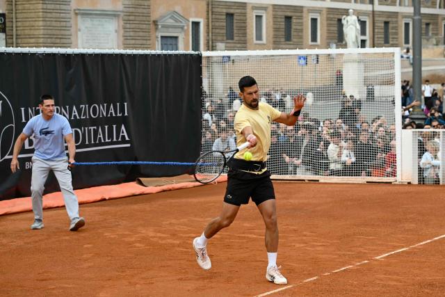 Serbia's Novak Djokovic attends an exhibition training on a temporary clay tennis court at Piazza del Popolo in Rome, on the sidelines of the ATP Italian Open, on 5 May 2026. (Photo by Andreas SOLARO / AFP)