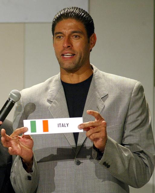 (FILES) The Old Star Jose 'Piculin' Ortiz, shows the name of Italy, during the Draw for the Men's Olympic Basketball Tournament in Madrid, on November 8, 2003. Jose ‘Piculin’ Ortiz, a legendary Puerto Rican basketball player of the 1980s and 1990s, died on May 5, 2026 at the age of 62, according to the Caribbean nation’s Basketball Federation (FBPUR). (Photo by Javier SORIANO / AFP)