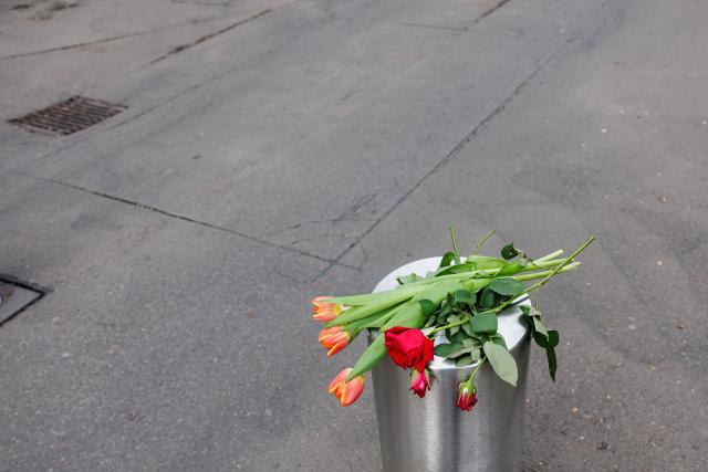 Flowers are left on a street bollard in Leipzig, eastern Germany, close to the site where a car ploughed into people on a street, leaving at least two dead and several injured, one day after the incident, on May 5, 2026. A man suspected of ploughing a car into a crowd in the eastern German city of Leipzig, killing two people, recently underwent treatment in a psychiatric hospital, the authorities said on May 5. The German national allegedly drove the vehicle on May 4 at high speed down a main street in the historic centre of the eastern city, leaving two people dead and many others wounded. The 33-year-old suspect was arrested at the scene and officials have said they do not believe he had a political or religious motive. (Photo by Jens SCHLÜTER / AFP)
