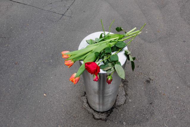Flowers are left on a street bollard in Leipzig, eastern Germany, close to the site where a car ploughed into people on a street, leaving at least two dead and several injured, one day after the incident, on May 5, 2026. A man suspected of ploughing a car into a crowd in the eastern German city of Leipzig, killing two people, recently underwent treatment in a psychiatric hospital, the authorities said on May 5. The German national allegedly drove the vehicle on May 4 at high speed down a main street in the historic centre of the eastern city, leaving two people dead and many others wounded. The 33-year-old suspect was arrested at the scene and officials have said they do not believe he had a political or religious motive. (Photo by Jens SCHLÜTER / AFP)