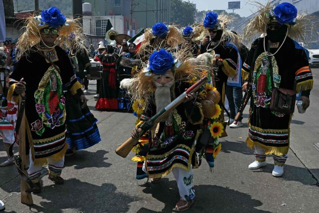 People take part in the reenactment of the Battle of Puebla, which commemorates the clash between Mexican and French troops in 1862, at Penon de los Banos neighborhood in Mexico City on May 5, 2026. The reenactment of the battle of May 5, 1862, in the town of San Juan de Aragon is a celebration that is part of the cultural identity of its inhabitants. (Photo by YURI CORTEZ / AFP)