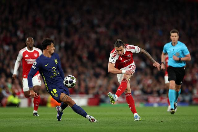 Arsenal's Italian defender #33 Riccardo Calafiori shoots but fails to score during the UEFA Champions League second-leg semi-final football match between Arsenal and Atletico Madrid at the Emirates Stadium in north London on May 5, 2026. (Photo by Adrian Dennis / AFP)