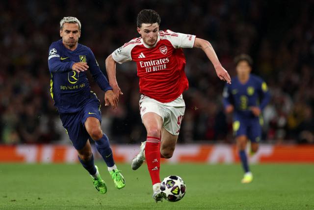 Arsenal's English midfielder #41 Declan Rice is put under pressure by Atletico Madrid's French striker #07 Antoine Griezmann during the UEFA Champions League second-leg semi-final football match between Arsenal and Atletico Madrid at the Emirates Stadium in north London on May 5, 2026. (Photo by Adrian Dennis / AFP)