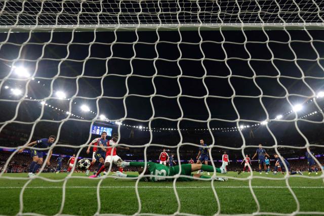 Arsenal's English midfielder #07 Bukayo Saka scores the team's first goal during the UEFA Champions League second-leg semi-final football match between Arsenal and Atletico Madrid at the Emirates Stadium in north London on May 5, 2026. (Photo by Adrian DENNIS / AFP)