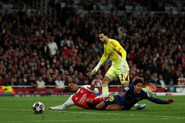 Atletico Madrid's Argentinian midfielder #20 Giuliano Simeone battles for the ball with Arsenal's Brazilian defender #06 Gabriel Magalhaes during the UEFA Champions League second-leg semi-final football match between Arsenal and Atletico Madrid at the Emirates Stadium in north London on May 5, 2026. (Photo by Adrian Dennis / AFP)