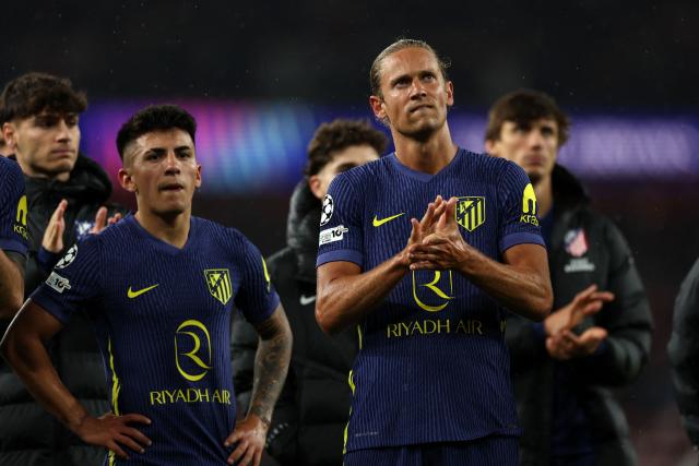 Atletico Madrid's Spanish midfielder #14 Marcos Llorente applauds the fans following the UEFA Champions League second-leg semi-final football match between Arsenal and Atletico Madrid at the Emirates Stadium in north London on May 5, 2026. (Photo by Adrian Dennis / AFP)