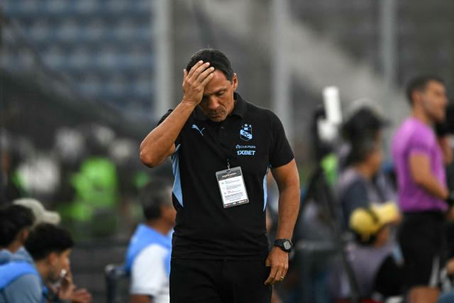 Sporting Cristal's Brazilian coach Ze Ricardo gestures during the Copa Libertadores group stage football match between Peru's Sporting Cristal and Brazil's Palmeiras at the Nacional stadium in Lima on May 5, 2026. (Photo by ERNESTO BENAVIDES / AFP)