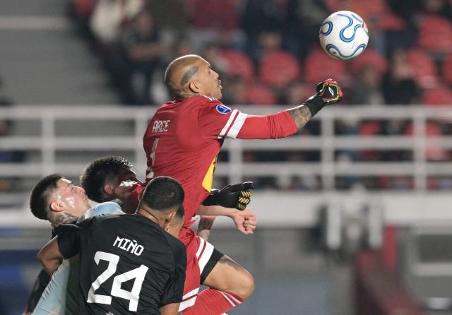 Deportivo Riestra's goalkeeper #01 Ignacio Arce clears the ball during the Copa Sudamericana group stage football match between Argentina's Deportivo Riestra and Brazil's Gremio at the Pedro Bidegain stadium in Buenos Aires on May 5, 2026. (Photo by JUAN MABROMATA / AFP)