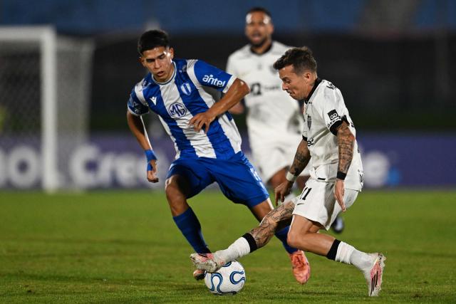 Juventud's Argentine midfielder #14 Leonel Roldan and Atletico Mineiro's midfielder #11 Bernard fight for the ball during the Copa Sudamericana group stage football match between Uruguay's Juventud and Brazil's Atletico Mineiro at the Centenario stadium in Montevideo on May 5, 2026. (Photo by Eitan ABRAMOVICH / AFP)