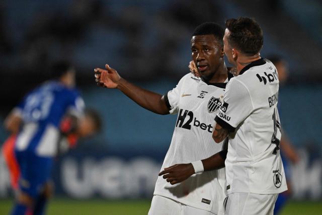 Atletico Mineiro's Ecuadorean forward #27 Alan Minda (L) celebrates scoring his team's first goal during the Copa Sudamericana group stage football match between Uruguay's Juventud and Brazil's Atletico Mineiro at the Centenario stadium in Montevideo on May 5, 2026. (Photo by Eitan ABRAMOVICH / AFP)
