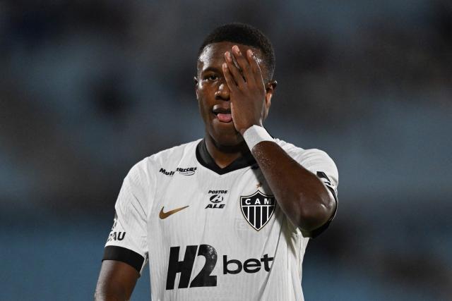 Atletico Mineiro's Ecuadorean forward #27 Alan Minda (R) celebrates scoring his team's first goal during the Copa Sudamericana group stage football match between Uruguay's Juventud and Brazil's Atletico Mineiro at the Centenario stadium in Montevideo on May 5, 2026. (Photo by Eitan ABRAMOVICH / AFP)