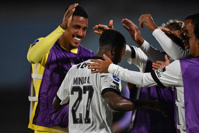 Atletico Mineiro's Ecuadorean forward #27 Alan Minda (R) celebrates his team's first goal with his teammates during the Copa Sudamericana group stage football match between Uruguay's Juventud and Brazil's Atletico Mineiro at the Centenario stadium in Montevideo on May 5, 2026. (Photo by Eitan ABRAMOVICH / AFP)