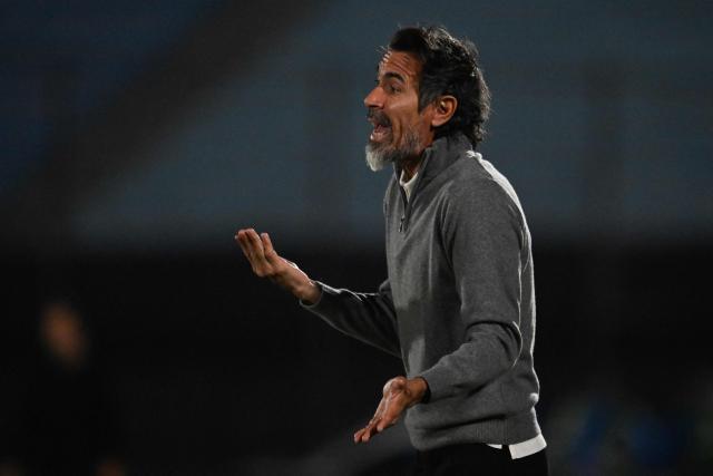 Atletico Mineiro's Argentine head coach Eduardo Dominguez gestures fight for the ball during the Copa Sudamericana group stage football match between Uruguay's Juventud and Brazil's Atletico Mineiro at the Centenario stadium in Montevideo on May 5, 2026. (Photo by Eitan ABRAMOVICH / AFP)