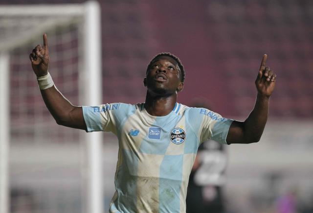 Gremio's Belgian midfielder #09 Francis Amuzu celebrates after scoring his team's second goal during the Copa Sudamericana group stage football match between Argentina's Deportivo Riestra and Brazil's Gremio at the Pedro Bidegain stadium in Buenos Aires on May 5, 2026. (Photo by JUAN MABROMATA / AFP)