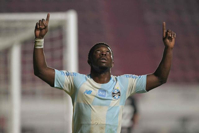 Gremio's Belgian midfielder #09 Francis Amuzu celebrates after scoring his team's second goal during the Copa Sudamericana group stage football match between Argentina's Deportivo Riestra and Brazil's Gremio at the Pedro Bidegain stadium in Buenos Aires on May 5, 2026. (Photo by JUAN MABROMATA / AFP)
