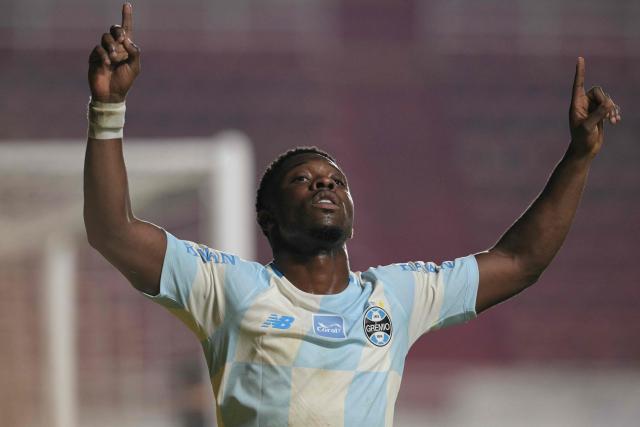 Gremio's Belgian midfielder #09 Francis Amuzu celebrates after scoring his team's second goal during the Copa Sudamericana group stage football match between Argentina's Deportivo Riestra and Brazil's Gremio at the Pedro Bidegain stadium in Buenos Aires on May 5, 2026. (Photo by JUAN MABROMATA / AFP)