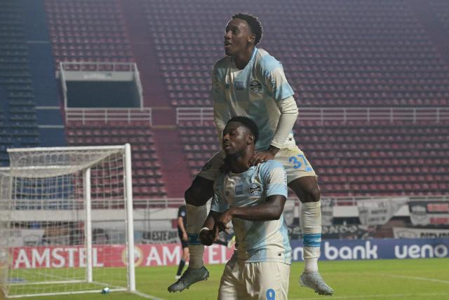 Gremio's Belgian midfielder #09 Francis Amuzu celebrates after scoring his team's second goal with teammate midfielder #37 Gabriel Mec during the Copa Sudamericana group stage football match between Argentina's Deportivo Riestra and Brazil's Gremio at the Pedro Bidegain stadium in Buenos Aires on May 5, 2026. (Photo by JUAN MABROMATA / AFP)