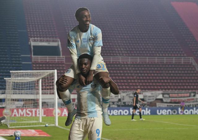 Gremio's Belgian midfielder #09 Francis Amuzu celebrates after scoring his team's second goal with teammate midfielder #37 Gabriel Mec during the Copa Sudamericana group stage football match between Argentina's Deportivo Riestra and Brazil's Gremio at the Pedro Bidegain stadium in Buenos Aires on May 5, 2026. (Photo by JUAN MABROMATA / AFP)