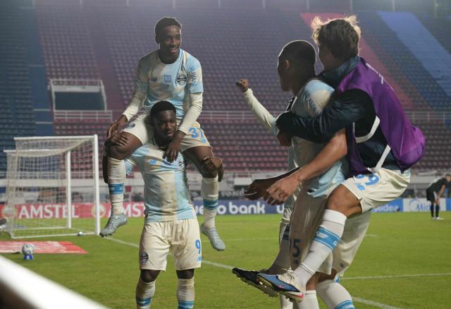 Gremio's Belgian midfielder #09 Francis Amuzu celebrates after scoring his team's second goal with teammate midfielder #37 Gabriel Mec during the Copa Sudamericana group stage football match between Argentina's Deportivo Riestra and Brazil's Gremio at the Pedro Bidegain stadium in Buenos Aires on May 5, 2026. (Photo by JUAN MABROMATA / AFP)