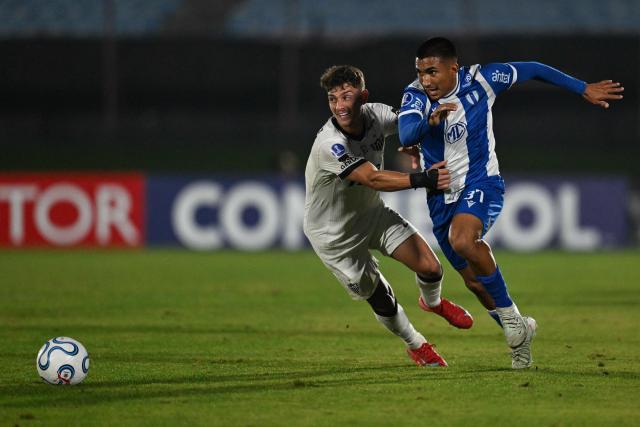 Atletico Mineiro's defender #02 Natanael and Juventud's Argentine midfielder #37 Ramiro Peralta fight for the ball during the Copa Sudamericana group stage football match between Uruguay's Juventud and Brazil's Atletico Mineiro at the Centenario stadium in Montevideo on May 5, 2026. (Photo by Eitan ABRAMOVICH / AFP)