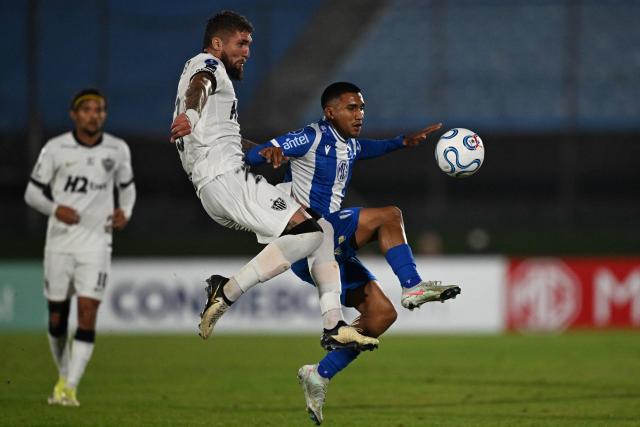 Atletico Mineiro's defender #13 Lyanco (L) and Juventud's Argentine midfielder #37 Ramiro Peralta fight for the ball during the Copa Sudamericana group stage football match between Uruguay's Juventud and Brazil's Atletico Mineiro at the Centenario stadium in Montevideo on May 5, 2026. (Photo by Eitan ABRAMOVICH / AFP)