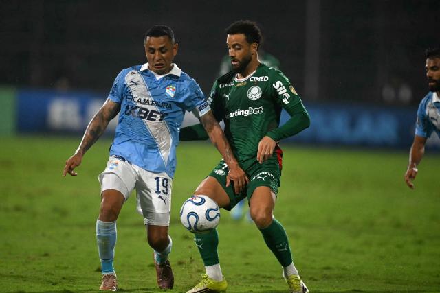 Sporting Cristal's midfielder #19 Yoshimar Yotun and Palmeiras' midfielder #07 Felipe Anderson fight for the ball during the Copa Libertadores group stage football match between Peru's Sporting Cristal and Brazil's Palmeiras at the Nacional stadium in Lima on May 5, 2026. (Photo by ERNESTO BENAVIDES / AFP)