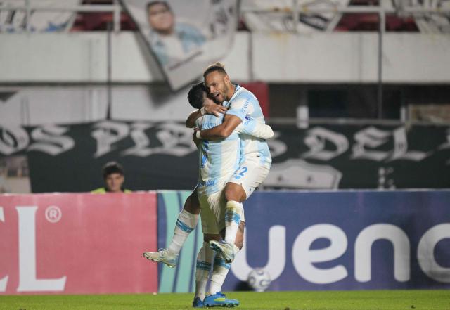 Gremio's Danish forward #22 Martin Braithwaite (R) celebrates after scoring his team's third goal with teammate Gremio's forward #07 Cristian Pavon during the Copa Sudamericana group stage football match between Argentina's Deportivo Riestra and Brazil's Gremio at the Pedro Bidegain stadium in Buenos Aires on May 5, 2026. (Photo by JUAN MABROMATA / AFP)