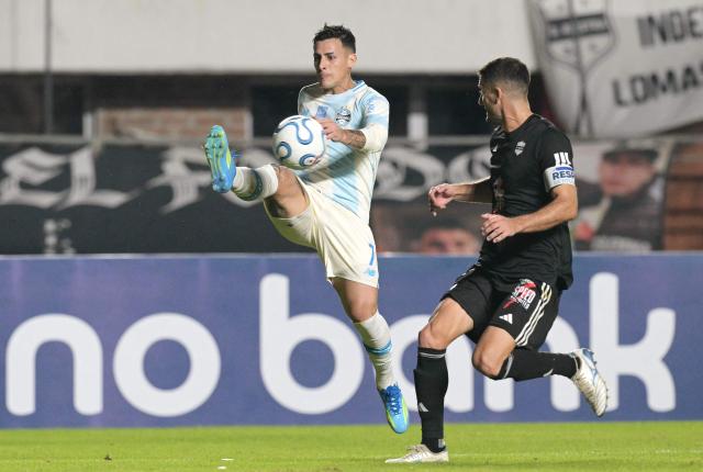 Gremio's Argentine forward #07 Cristian Pavon and Deportivo Riestra's defender #19 Juan Randazzo fight for the ball during the Copa Sudamericana group stage football match between Argentina's Deportivo Riestra and Brazil's Gremio at the Pedro Bidegain stadium in Buenos Aires on May 5, 2026. (Photo by JUAN MABROMATA / AFP)