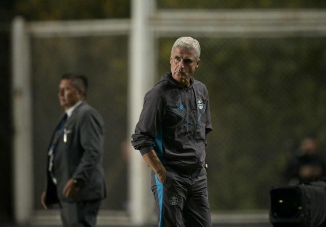 Gremio's Portuguese head coach Luis Castro gestures during the Copa Sudamericana group stage football match between Argentina's Deportivo Riestra and Brazil's Gremio at the Pedro Bidegain stadium in Buenos Aires on May 5, 2026. (Photo by JUAN MABROMATA / AFP)