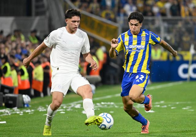 Libertad's defender #14 Alexis Fretes and Rosario Central's defender #42 Elias Veron fight for the ball during the Copa Libertadores group stage football match between Argentina's Rosario Central and Paraguay's Libertad at the Gigante de Arroyito stadium in Rosario, Santa Fe province, Argentina on May 5, 2026. (Photo by Marcelo Manera / AFP)