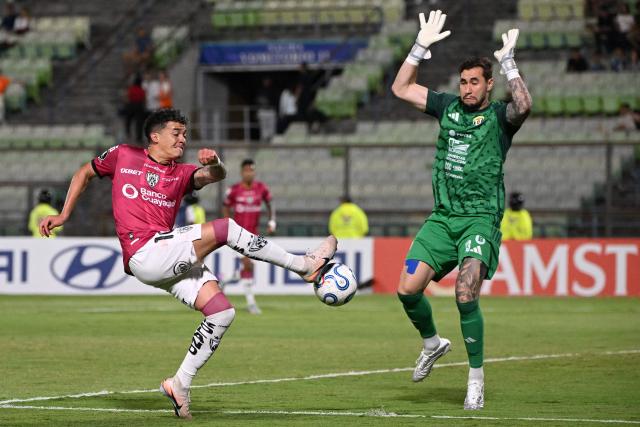Independiente del Valle's midfielder #16 Ronald Briones and Universidad Central's goalkeeper #13 Giancarlo Schiavone fight for the ball during the Copa Libertadores group stage football match between Venezuela's Universidad Central and Ecuador's Independiente del Valle at the Olimpico de la UCV stadium in Caracas on May 5, 2026. (Photo by Federico PARRA / AFP)