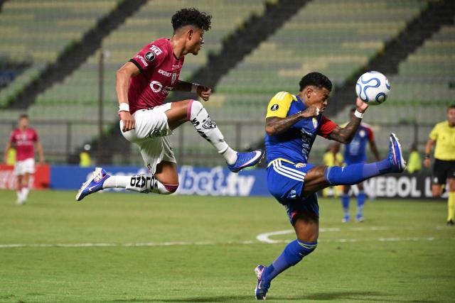 Independiente del Valle's defender #13 Daykol Romero and Universidad Central's Colombian defender #07 Juan Cuesta fight for the ball during the Copa Libertadores group stage football match between Venezuela's Universidad Central and Ecuador's Independiente del Valle at the Olimpico de la UCV stadium in Caracas on May 5, 2026. (Photo by Federico PARRA / AFP)