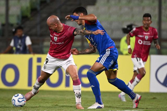 Independiente del Valle's Paraguayan forward #09 Carlos Gonzalez and Universidad Central's defender #04 Williams Velasquez fight for the ball during the Copa Libertadores group stage football match between Venezuela's Universidad Central and Ecuador's Independiente del Valle at the Olimpico de la UCV stadium in Caracas on May 5, 2026. (Photo by Federico PARRA / AFP)