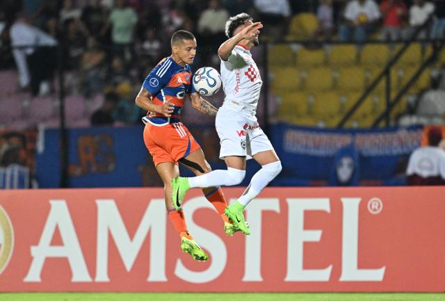 Puerto Cabello's forward #11 Edwuin Pernia and Cienciano's Uruguayan forward #07 Cristian Souza fight for the ball during the Copa Sudamericana group stage football match between Venezuela's Academia Puerto Cabello and Peru's Cienciano at the Misael Delgado stadium in Valencia, state of Carabobo, Venezuela on May 5, 2026. (Photo by Juan BARRETO / AFP)