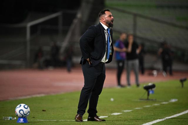 Universidad Central's head coach Daniel Sasso shouts instructions to his players from the touchline during the Copa Libertadores group stage football match between Venezuela's Universidad Central and Ecuador's Independiente del Valle at the Olimpico de la UCV stadium in Caracas on May 5, 2026. (Photo by Federico PARRA / AFP)