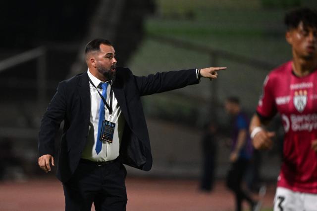 Universidad Central's head coach Daniel Sasso shouts instructions to his players from the touchline during the Copa Libertadores group stage football match between Venezuela's Universidad Central and Ecuador's Independiente del Valle at the Olimpico de la UCV stadium in Caracas on May 5, 2026. (Photo by Federico PARRA / AFP)
